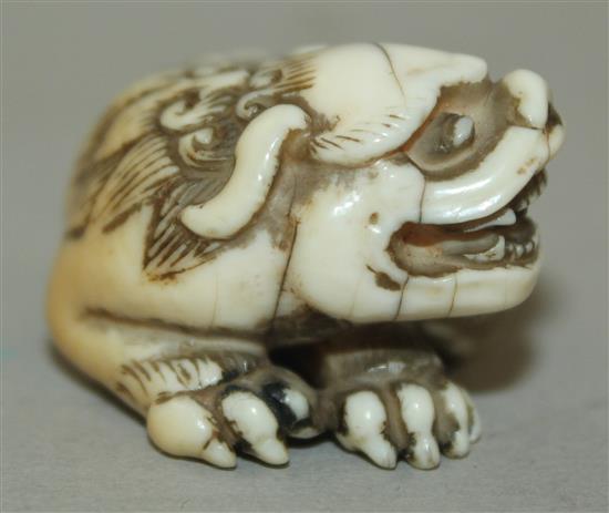 A Japanese ivory netsuke of a shi-shi, Edo period, 3.6cm